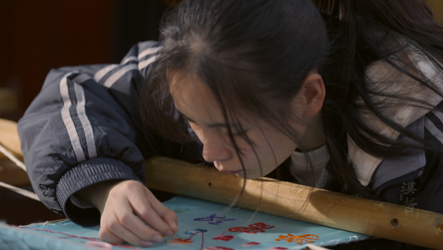 小孩被玻璃纤维扎伤 专家提醒,2025澳门天天彩开奖结果资料查询,社会责任方案执行_钻石版V10.18